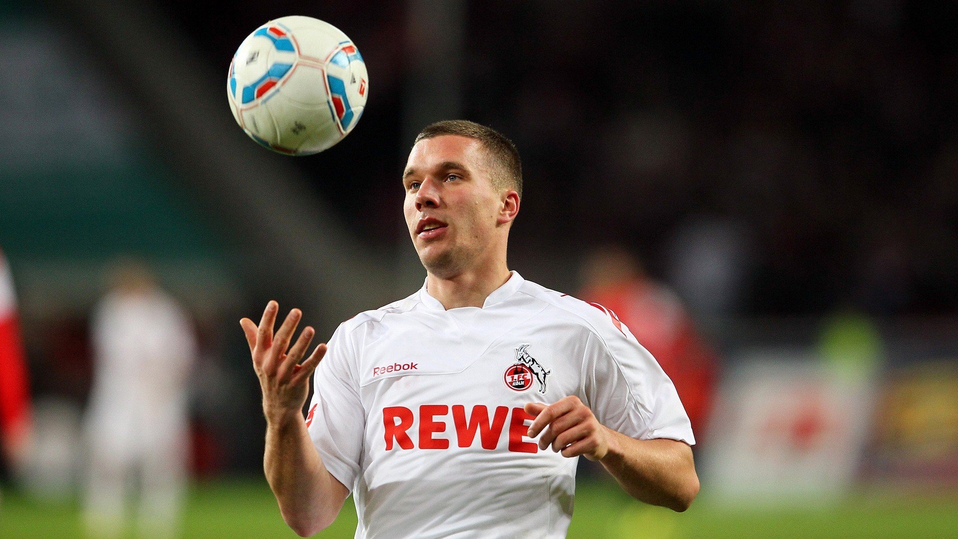 世界足球盛宴：世俱杯揭幕战精彩纷呈，2021年足球世俱杯